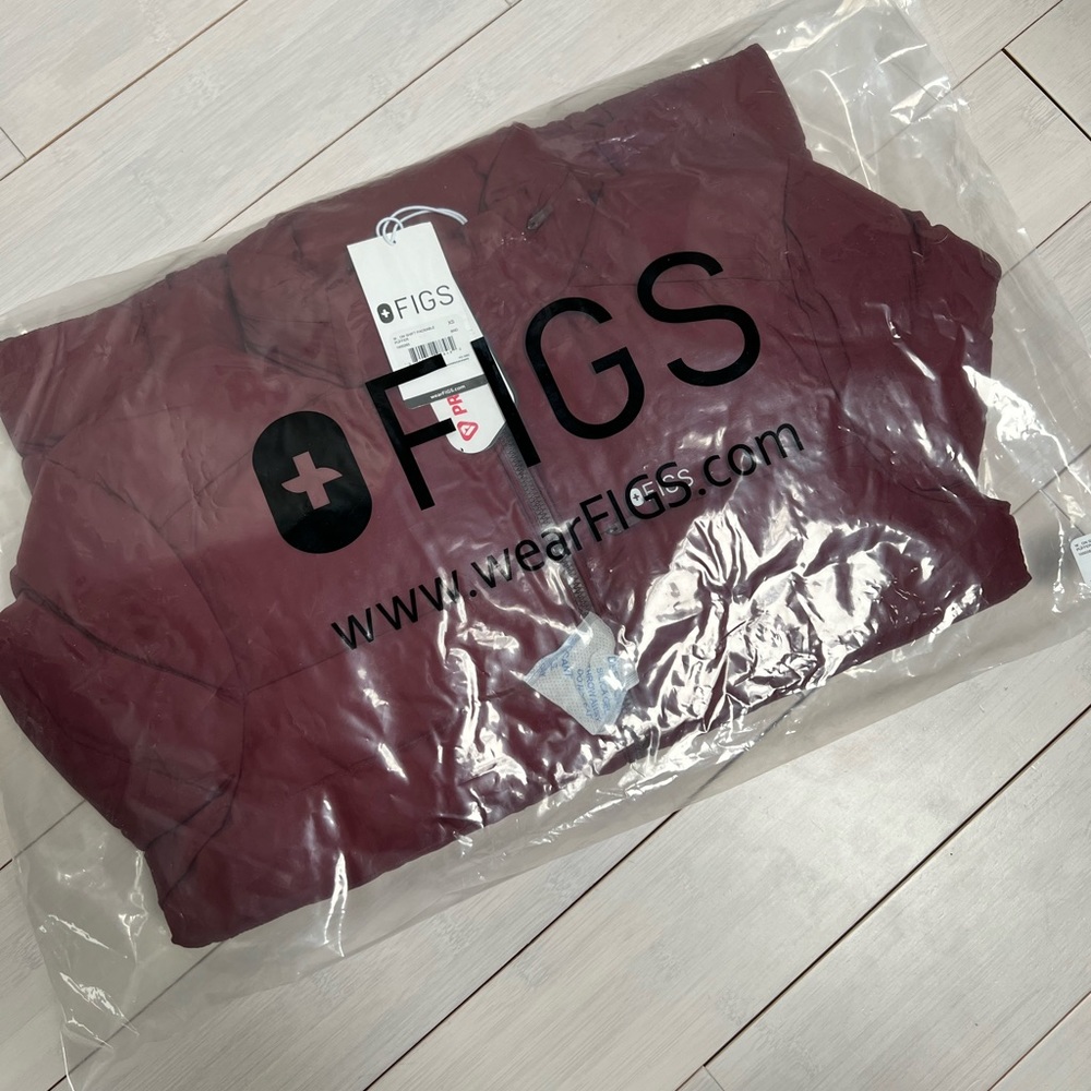 Figs Women's Puffer Jacket - Burgundy - Picture 4 of 4